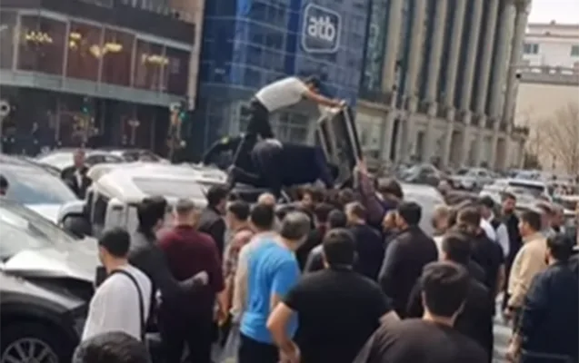 Bakıda avtomobil aşdı - Video