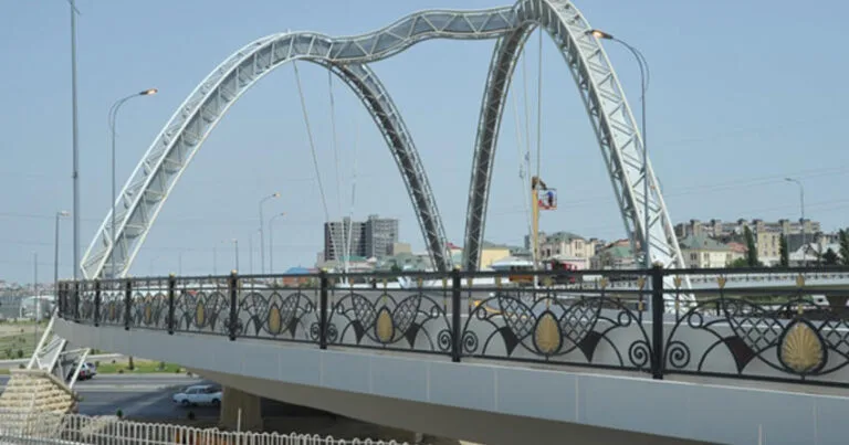 Bakıda 19 yaşlı qız özünü körpüdən atmaq istədi