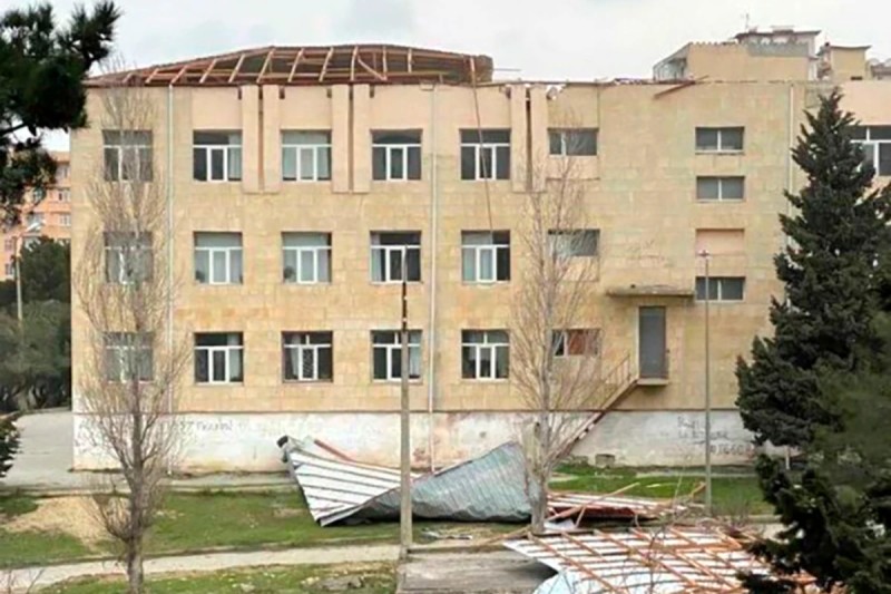 Dam örtüyü uçan məktəbin şagirdləri köçürüldü