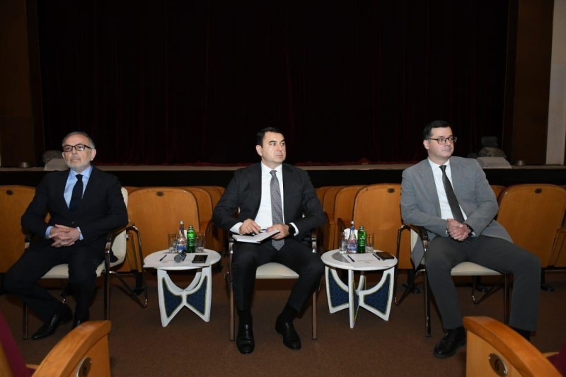 Mədəniyyət naziri Akademik Rus Dram Teatrının kollektivi ilə görüşüb