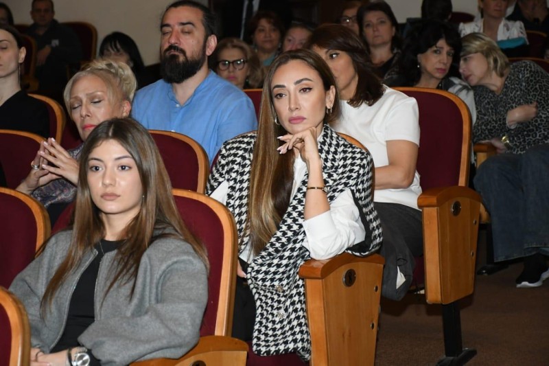 Mədəniyyət naziri Akademik Rus Dram Teatrının kollektivi ilə görüşüb