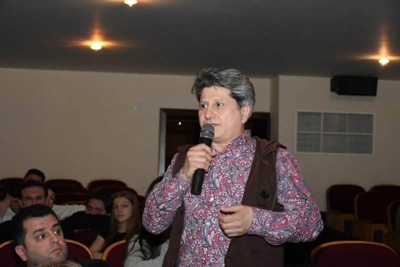 Mədəniyyət naziri Akademik Rus Dram Teatrının kollektivi ilə görüşüb