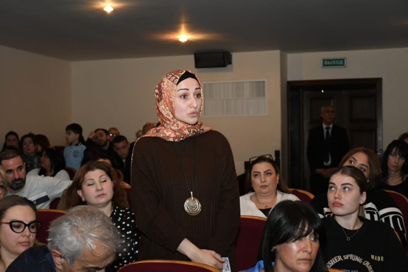 Mədəniyyət naziri Akademik Rus Dram Teatrının kollektivi ilə görüşüb