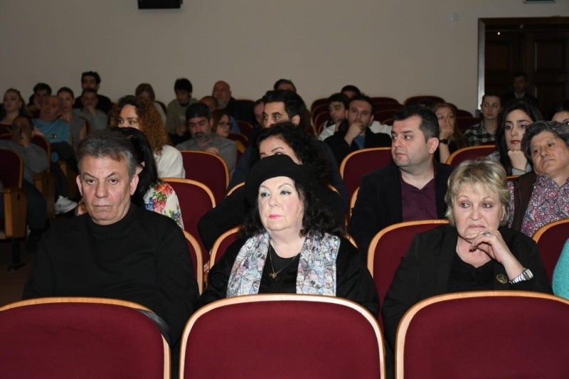 Mədəniyyət naziri Akademik Rus Dram Teatrının kollektivi ilə görüşüb