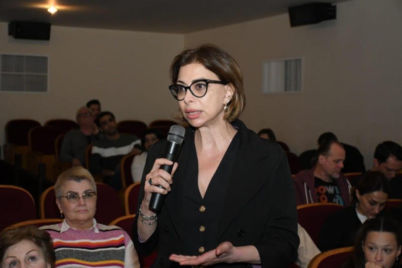 Mədəniyyət naziri Akademik Rus Dram Teatrının kollektivi ilə görüşüb