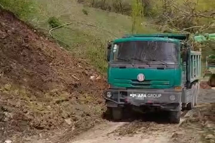 Qubada torpaq sürüşməsi olub, kəndin əsas yolu bağlanıb - FOTO