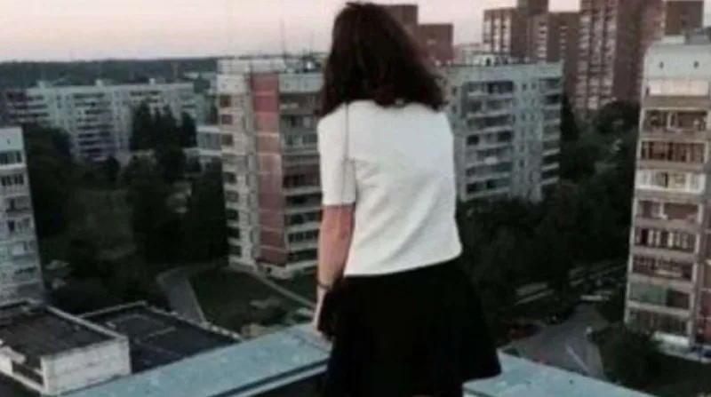 Bakıda tələbə qız özünü 15-ci mərtəbədən ATDI