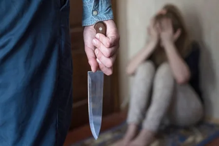 Bakıda DƏHŞƏT: Ər arvadının başını kəsib sonra özünü binadan atdı
