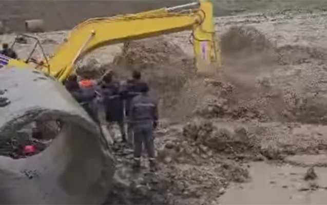 Pərviz onları seldən xilas etmək istəyərkən həlak olub - VİDEO