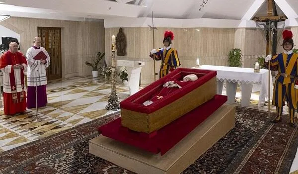 Papa sadə taxta tabutda dəfn edildi