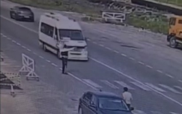 Sərxoş mikroavtobus sürücüsü həbs olundu - VİDEO