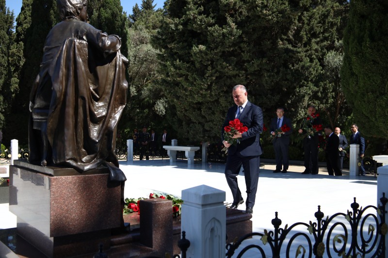 Səhiyyə Nazirliyinin rəhbərliyi və kollektivi Heydər Əliyevin əziz xatirəsini yad edib