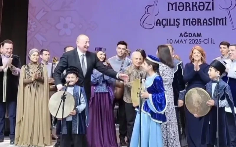 Prezident balaca xanəndələr üçün səhnəyə gəldi - VİDEO