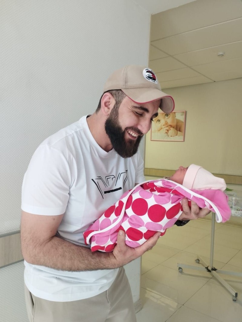 Müharibə zamanı videosu ilə insanları güldürən qazimiz ata oldu - FOTO