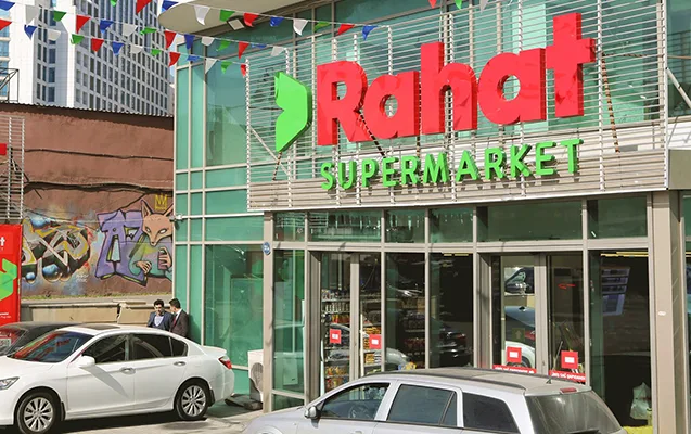 Mühafizəçi marketdə müdir müavininin burnunu sındırdı