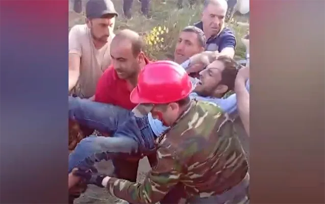 Qəzadan sonra maşında sıxılı qalan sürücü belə xilas edildi - VİDEO