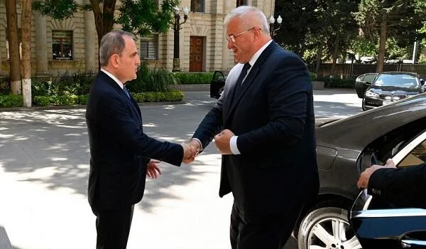 Ceyhun Bayramov Sibiqa ilə görüşdü