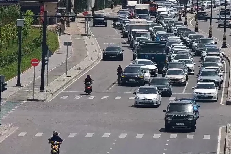 8 Noyabr prospektində qəza olub, sıxlıq yaranıb - FOTO