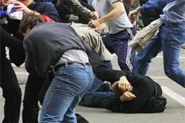 Qonşular arasında dava: Ana və oğlu döyüldü
