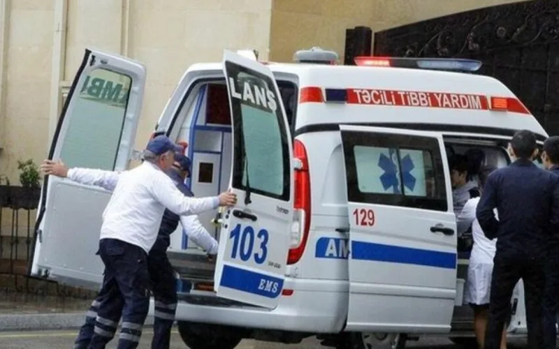 Qadın paltar asarkən üçüncü mərtəbədən YIXILDI