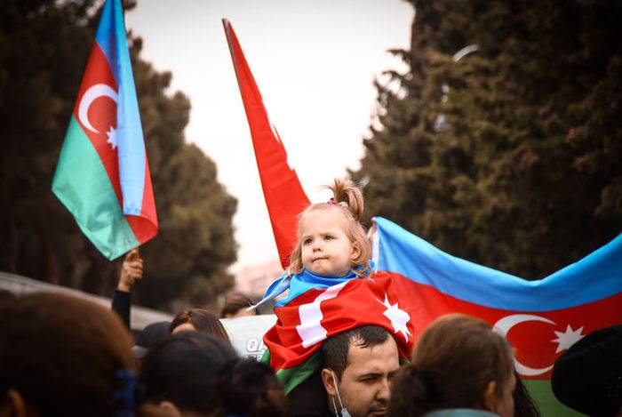 Milli mənlik şüurunun oyanışı vətənin azadlığa aparan yoluna işıq salır