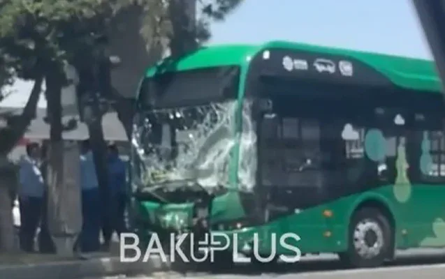 “Bakubus” avtobusu qəzaya düşdü, yaralılar var - VİDEO