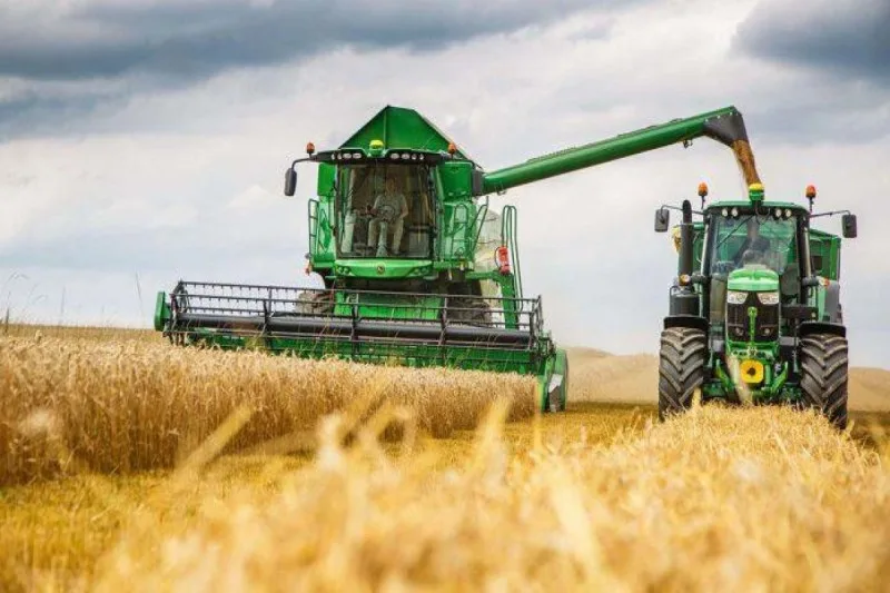 "John Deere" markalı kombayn yanıb