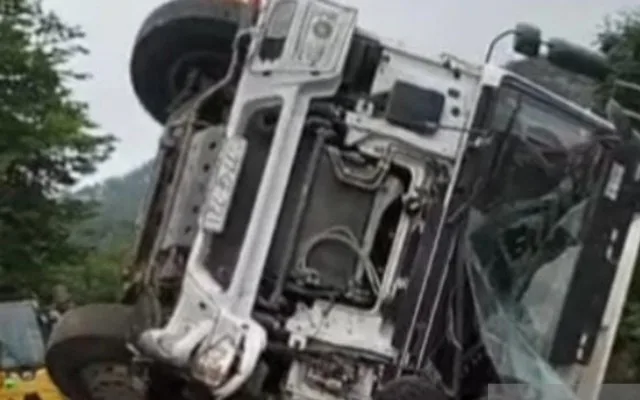 Laçında yük maşını dərəyə aşdı