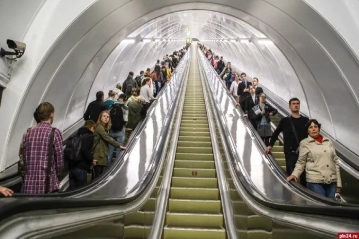 Bakı metrosunda HƏYƏCANLI ANLAR: Ana və övladları...