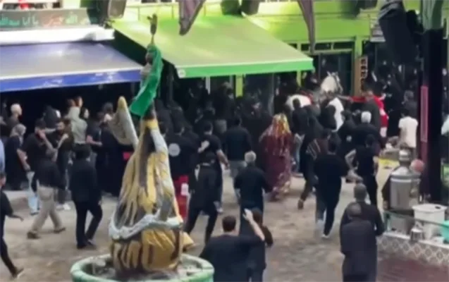 İranda mərasimdə at insanların üzərinə çıxdı: yaralılar var - VİDEO