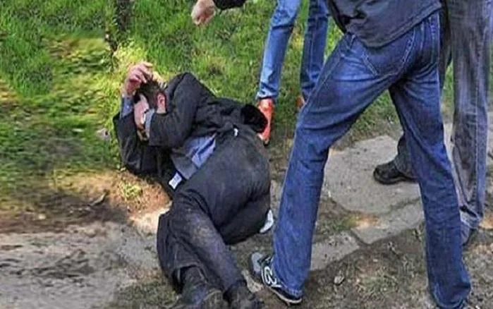 Bakıda kişi iki arvadı ilə birləşib qonşusunu döydü