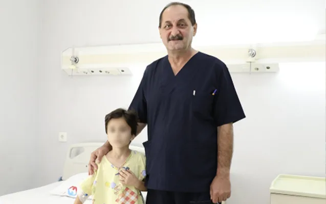 Ürəkbulanmadan şikayətlənirdi, mədəsindən saç kütləsi çıxarıldı - FOTO