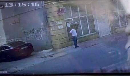 Bakıda gündüz vaxtı maşına hücum etdilər - VİDEO