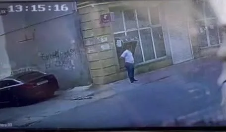 Bakıda gündüz vaxtı maşına hücum etdilər - VİDEO