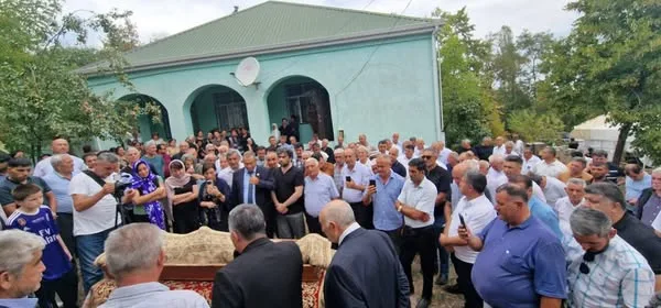 Məmməd İsmayılın nəşi üzərində "Ruhani" çalındı - VİDEO