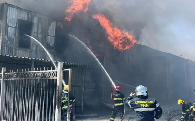 Boya istehsalı zavodundakı yanğına 7 təcili yardım briqadası cəlb olunub - YENİLƏNİB