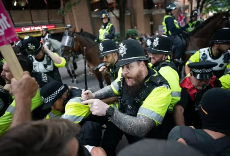 Böyük Britaniyada anti-miqrant etirazları gərginlik yaradıb