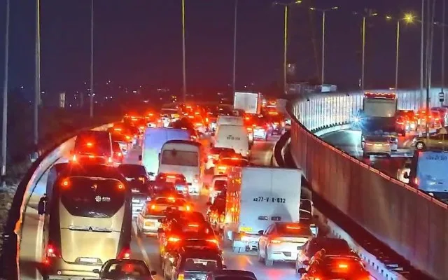 Dairəvi yolda qəza sıxlığa səbəb oldu - FOTOLAR