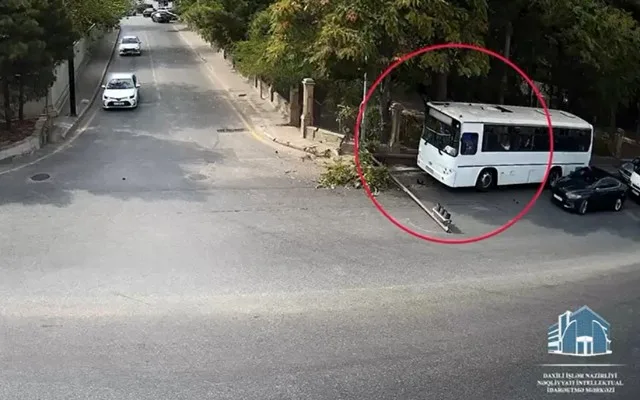 Avtobusu elə sürdü ki, işıqforu kökündən çıxardı - VİDEO