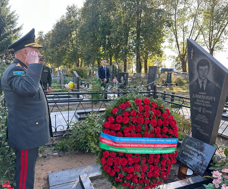Kərim Vəliyev Belarusda Azərbaycanın Milli Qəhrəmanının məzarını ziyarət edib