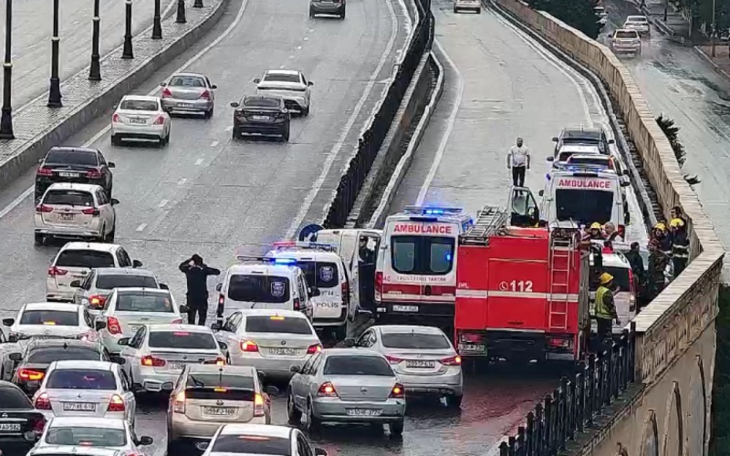 Babək prospektində qəza olub, sürücü ölüb - YENİLƏNİB