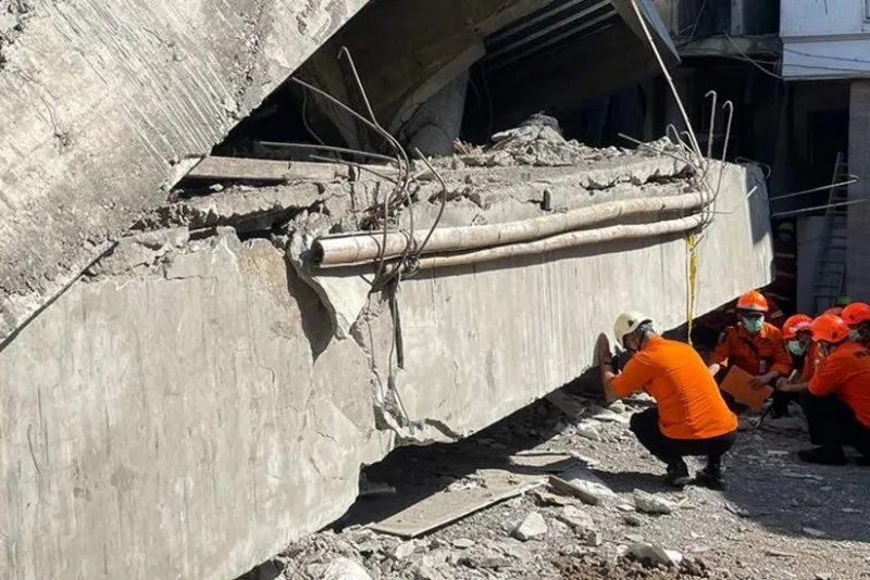 İndoneziyada məktəb binası uçdu - 60 ölü