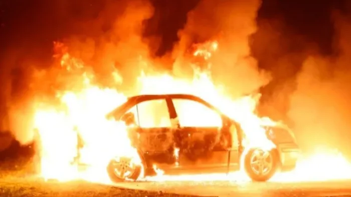 "Mercedes" "moyka"ya çırpıldı: Sürücü maşında yanaraq öldü