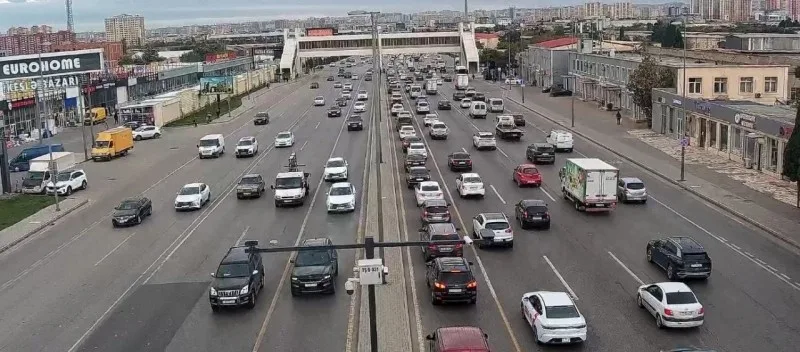 Bakının 15 yolunda tıxac var - SİYAHI