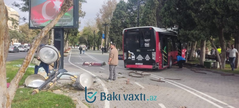 Bakıda qəza: Avtobus bulvara girdi - FOTOLAR -VİDEO - YENİLƏNİB
