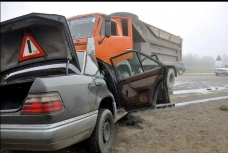 Yevlaxda "Mercedes" "KamAZ"la toqquşdu: ölənlər var