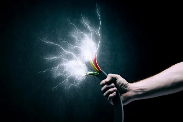 Elektrik cərəyanı vuran gənc xəstəxanada öldü