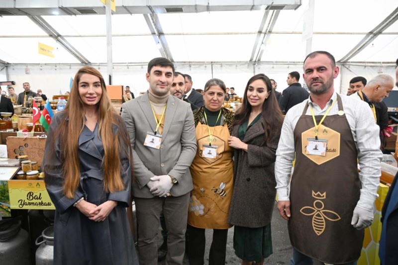 Leyla və Arzu Əliyeva yarmarkada - FOTOLAR