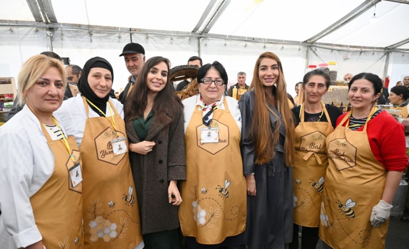 Leyla və Arzu Əliyeva yarmarkada - FOTOLAR