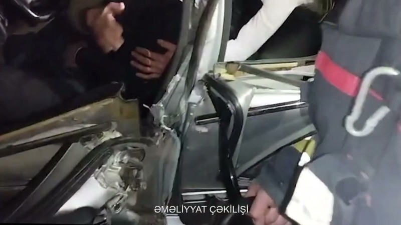 "Mersedes" "Chevrolet"lə toqquşdu - 1 nəfər avtomobildə sıxılı vəziyyətdə qaldı